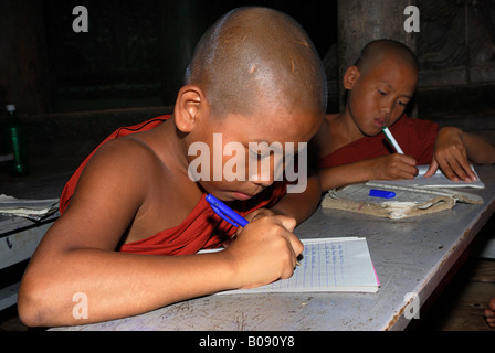 Junge buddhistische Mönche studieren, Mandalay, Myanmar (Burma), Südost-Asien Stockfoto