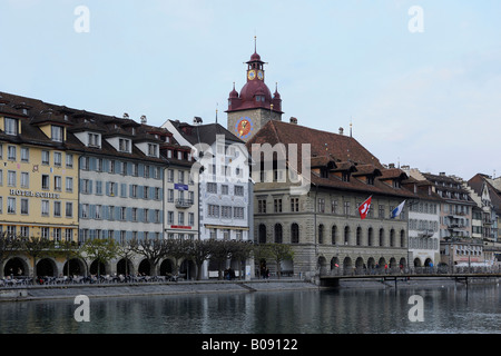 Gebäude entlang der Reuss in der Altstadt von Luzern, Schweiz Stockfoto