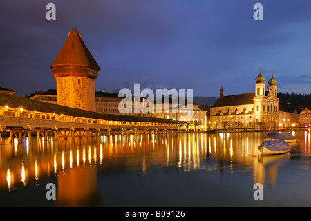 Leuchtet der Kapellbruecke, Kapellbrücke und Jesuitenkirche St. Francis Xavier spiegelt sich auf der Oberfläche der Reuss, Lu Stockfoto