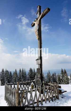Gipfelkreuz mit Gedenktafeln auf einem schneebedeckten Gipfel, Leitzachtal, Bayern, Deutschland Stockfoto