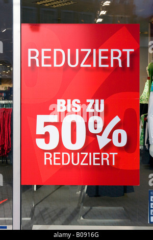 Werbung in einem Schaufenster, gewähren, bis zu 50 % Rabatt Stockfoto