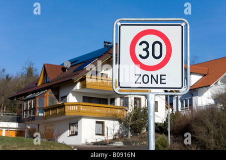 Verkehrszeichen in einer Wohngegend, 30 km/h Höchstgeschwindigkeit Stockfoto