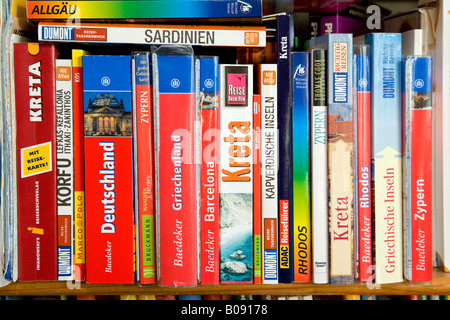 Verschiedene Reiseführer auf einem Bücherregal Stockfoto