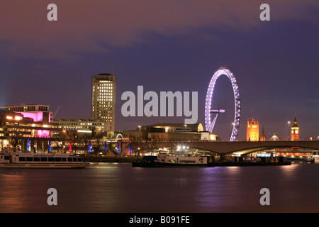 Damm und National Theater, Waterloo Bridge, Riesenrad London Eye und Westminster Palace (hinten), London, England, UK Stockfoto