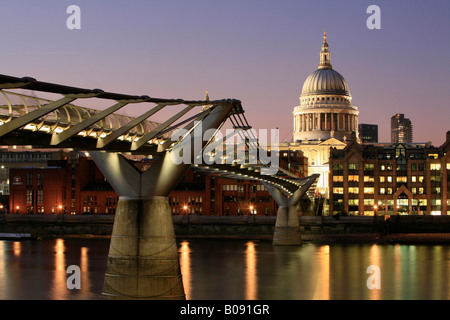 Millennium Bridge und St. Pauls Kathedrale gesehen vom südlichen Ufer der Themse, London, England, UK Stockfoto