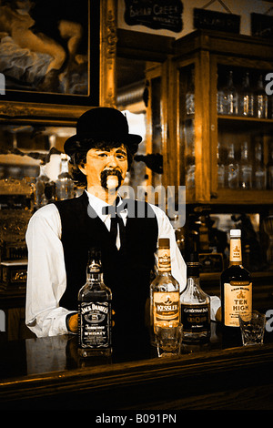 Bild der Prüfpuppe Barkeeper hinter der Theke ein Vintage Westernsaloon. Stockfoto