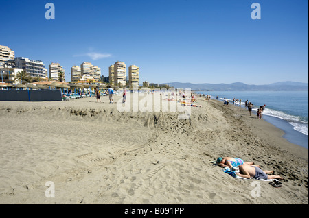 Urlauber am Strand von Torremolinos, Mittelmeer, Costa del So, l Spanien Stockfoto