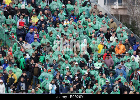 Zuschauer im Regen, 2. Bundesliga, deutschen Zweitligisten match 16. März 2008 zwischen Fußballverein TuS Koblenz und SpVg Stockfoto