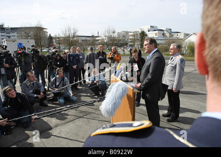 Federal Defence Minister Dr. Franz-Josef Jung, begleitet von Dr. Christoph Veit, der Chefarzt der Bundeswehr Verteidigung Stockfoto