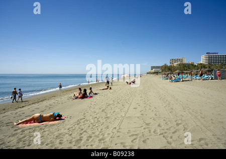 Urlauber am Strand von Torremolinos, Mittelmeer, Costa Del Sol, Spanien Stockfoto