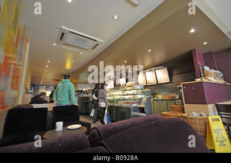 Leute stehen an der Theke Starbucks Coffee Shop Lincoln England 2008 Stockfoto