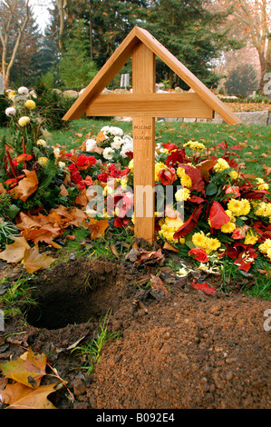 Vor kurzem ausgegraben-Up Urnengrab auf dem Friedhof in Karlsruhe, Deutschland Stockfoto