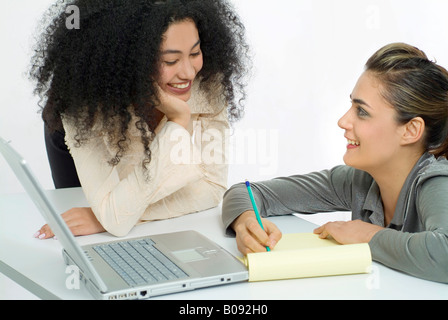 Zwei Frauen am Schreibtisch mit laptop Stockfoto