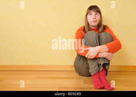 Mädchen in ihrem Zimmer sitzen gelangweilt Stockfoto