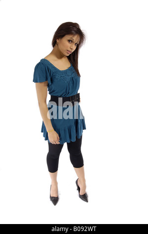 in voller Länge Portrait von junge asiatische Frau im blauen Kleid Stockfoto