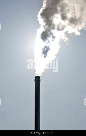 Rauch aus einem Schornstein, Braunkohle KWK-Kraftwerk, Deutschland, Europa Stockfoto