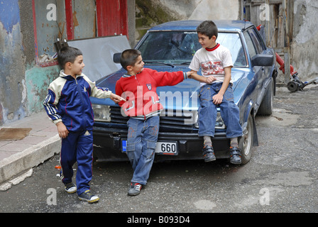 drei Kinder vor einem alten Auto Yusufeli, Kaçkar, Nord-Ost-Anatolien, Türkei Stockfoto