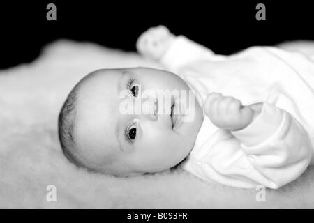 Vier Monate altes Baby Lächeln Stockfoto