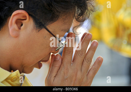 Gläubiger im Wat Phra Kaeo, großer Palast, Thailand, Bangkok Wai-Geste Stockfoto