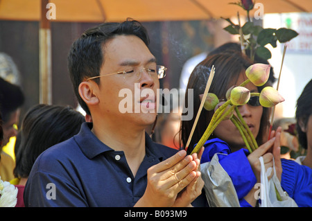 Gebete im vorderen Tempel des Jade-Buddha-Statue im Wat Phra Kaeo, großer Palast, Thailand, Bangkok Stockfoto