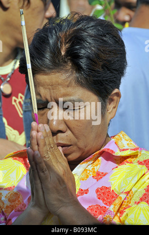 Gebete im vorderen Tempel des Jade-Buddha-Statue im Wat Phra Kaeo, großer Palast, Thailand, Bangkok Stockfoto