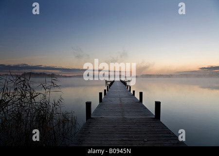 Nebel über See Woerthsee in der Morgendämmerung, hölzerne dock, Bayern, Deutschland, Europa Stockfoto