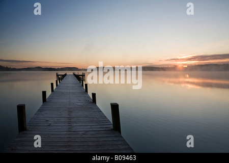 Nebel über See Woerthsee in der Morgendämmerung, hölzerne dock, Bayern, Deutschland, Europa Stockfoto