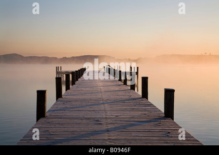 Nebel über See Woerthsee in der Morgendämmerung, hölzerne dock, Bayern, Deutschland, Europa Stockfoto