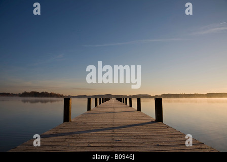 Leichter Nebel über See Woerthsee in der Morgendämmerung, hölzerne dock, Bayern, Deutschland, Europa Stockfoto