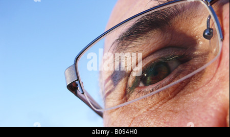 Mann mit Brille vor der blauen Himmel Stockfoto