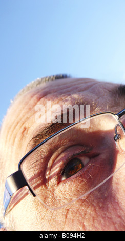 Mann mit Brille vor der blauen Himmel Stockfoto