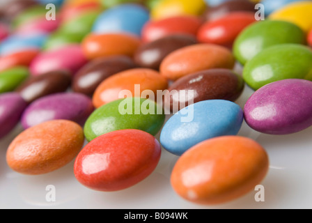 Bunte Candy-beschichtete, Zucker überzogen Pralinen Stockfoto