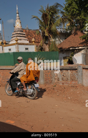 Motorrad-Fahrer mit einem Mönch, dem Weg zum Tempel, Phnom penh Stockfoto