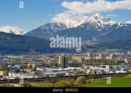 Blick auf Innsbruck und schneebedeckten Mt. Serles, Mt. Nockspitze, Mt. Habicht und das Skigebiet Muttereralm, Tirol, Österreich Stockfoto