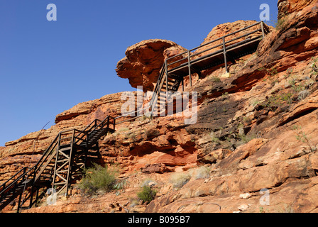 Treppe hinauf die Klippen führt zum Garten Eden im Kings Canyon, Watarrka National Park, Northern Territory, Australien Stockfoto