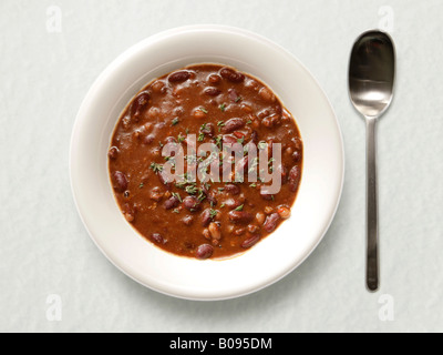 Chili Con Carne auf einem weißen Teller mit Löffel Stockfoto