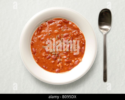 Würzige Chili Con Carne auf einem weißen Teller, Löffel Stockfoto