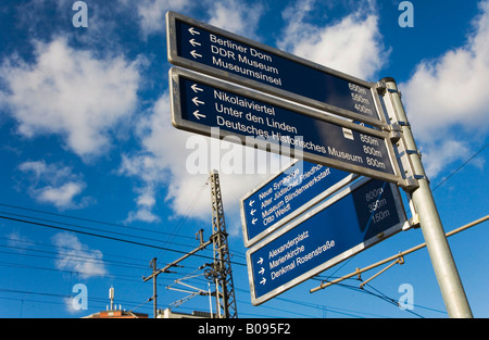 Direktionale Schild den Weg zu verschiedenen Sehenswürdigkeiten in Berlin, Deutschland Stockfoto