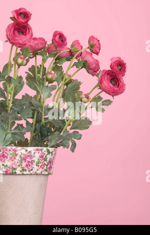 Künstliche Blumen in einer Vase, rosa Hintergrund Stockfoto