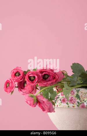 Künstliche Blumen in einer Vase, rosa Hintergrund Stockfoto