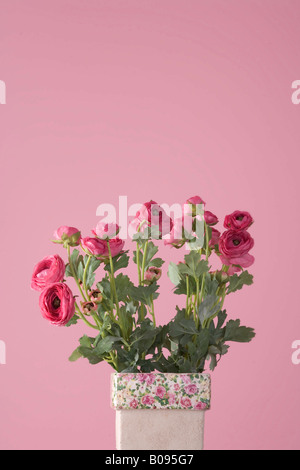 Künstliche Blumen in einer Vase, rosa Hintergrund Stockfoto