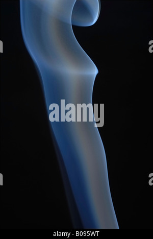Glatte Rauch Ranke entsteigen ein Räucherstäbchen vor schwarzem Hintergrund Stockfoto