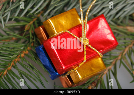 Weihnachtsschmuck, Schokoriegel in bunte Folie gewickelt an einen Weihnachtsbaum gehängt Stockfoto