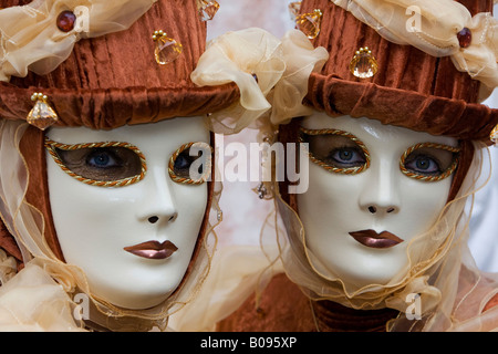 Zwei Masken, Carnevale di Venezia, Karneval in Venedig, Italien Stockfoto