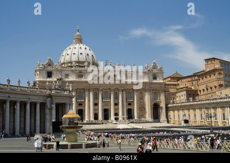 Piazza San Pietro (Petersplatz) mit der Basilika und die Palazzi Pinienhof (Apostolischen Palast), Vatikanstadt Stockfoto