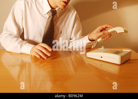 Gesten: Abnehmen des Telefonhörers. Stockfoto