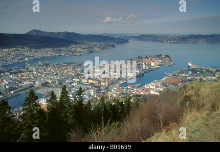 Der Blick nach Südwesten vom Fløyen auf Bergen, Hordaland, Norwegen. Stockfoto