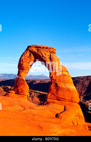 Delicate Arch und der La Sal Strecke, Arches-Nationalpark, Utah, USA Stockfoto