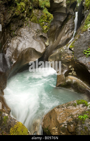 Schnell fließende Wasser in eine Gorge alpine, gerecht-Tal, Salzburg, Österreich Stockfoto