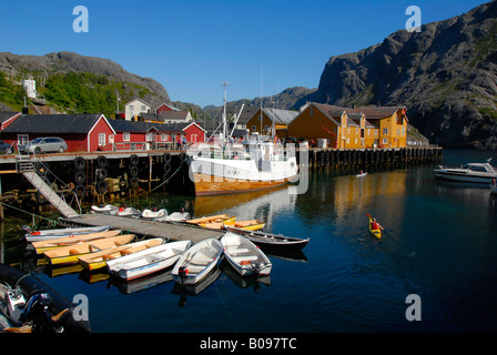 Boote im malerischen Hafen von Nusfjord, Lofoten Inseln, Norwegen, Skandinavien Stockfoto